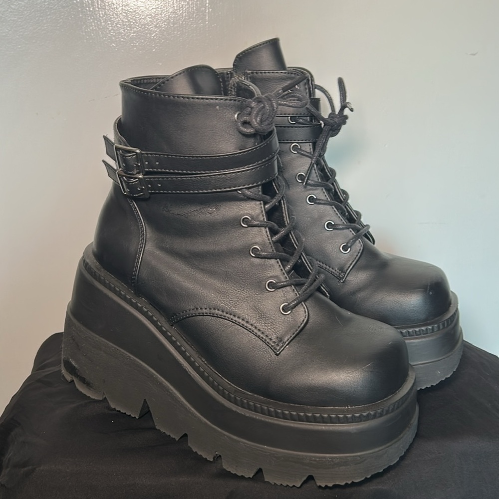 Black platform demonia